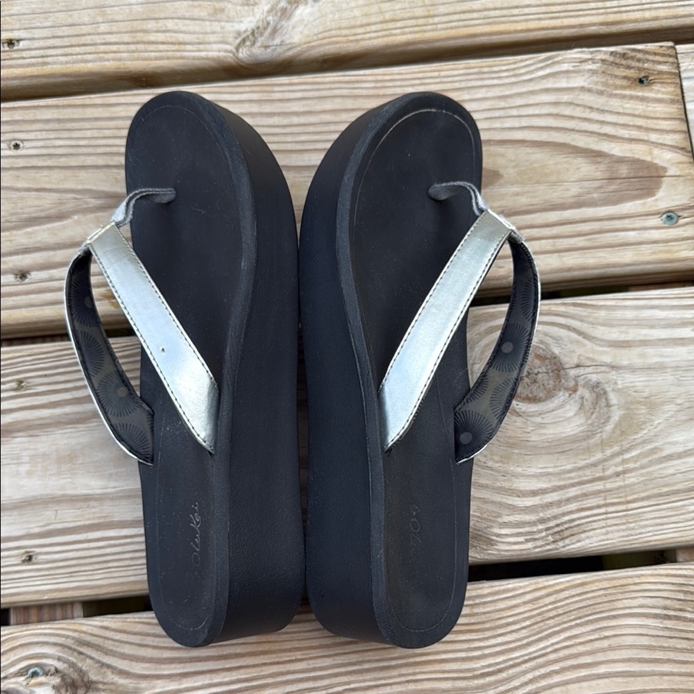 OluKai Size 10 Black and Gray Sandals with Wave Pattern Sole - Picture 6 of 7
